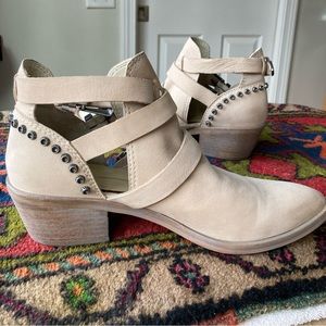 Dolce Vita NuBuck strappy western style open side ankle boots/bootie Sz. 8.5